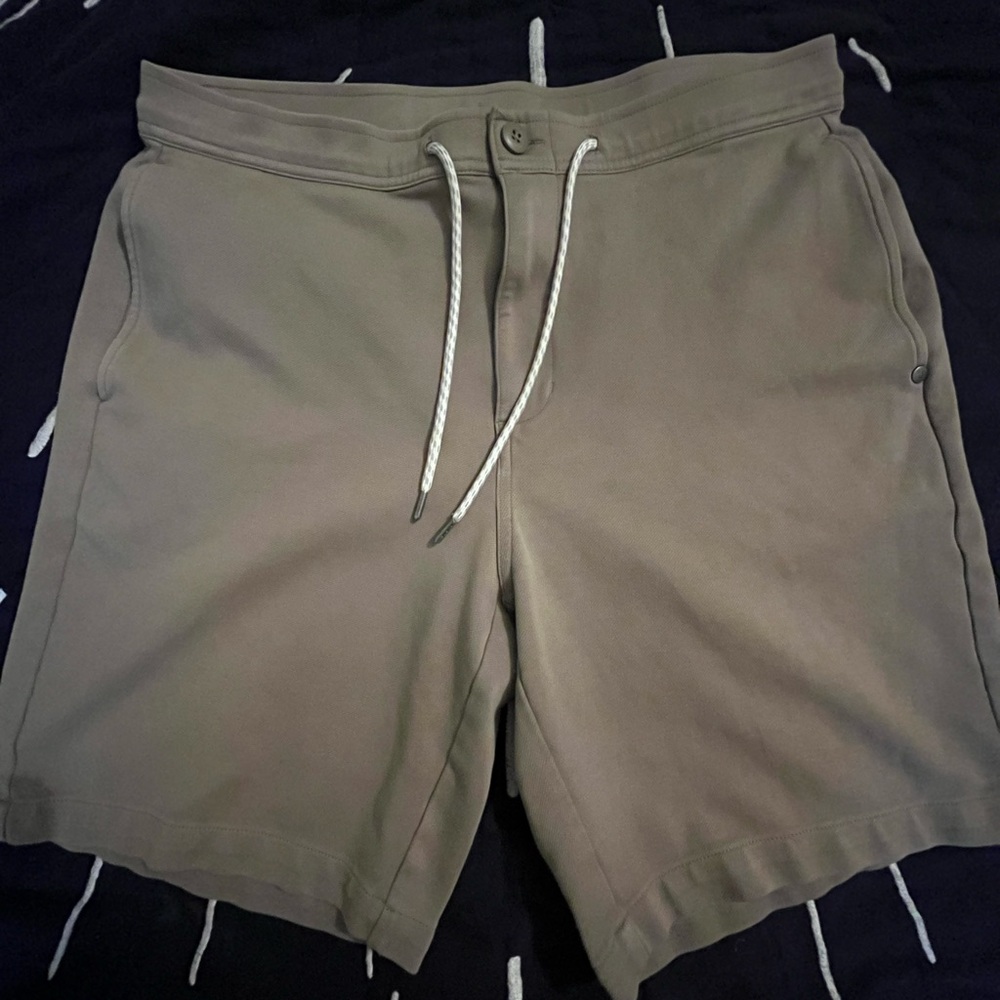 Vuori stretch fit dark khaki Casual Shorts men’s large